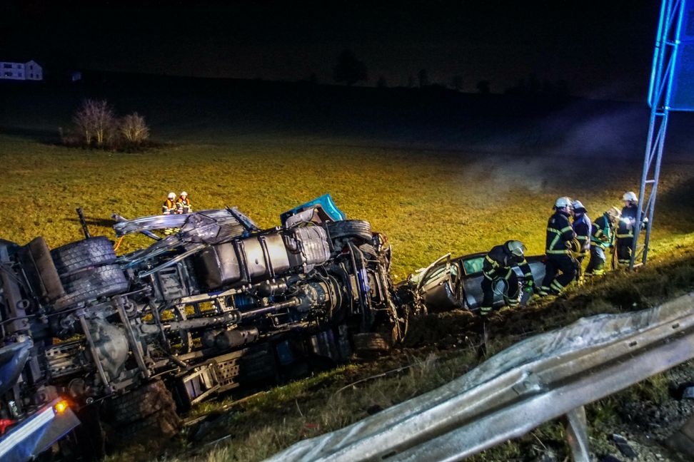 Drei Menschenleben forderte der Unfall auf der B464 am Freitagabend.                Bild: SDMG / Dettenmeyer/A