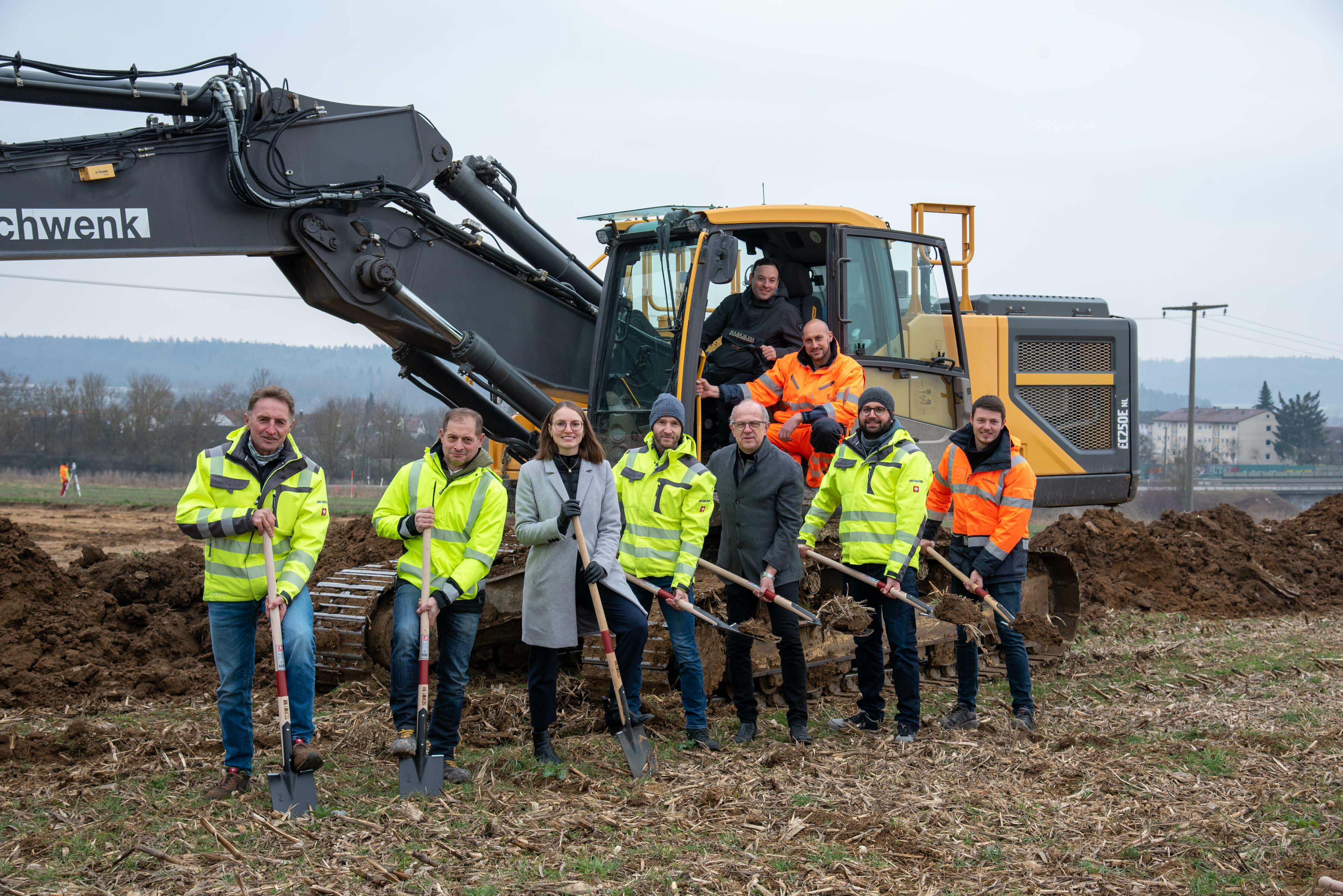 Jürgen Wörn, Oliver Marquardt (Gemeinde Ehningen), Theresa Blank (LBBW Immobilien Kommunalentwickling), Dan Häring (Gemeinde Ehningen), Gerhard Schwenk (Bauunternehmen), Hannes Wörn (Ing.-Büro Wörn) und Timo Wahler (SChwenk Bauunternehmen). Kurzeitig im Bagger statt Daniele Mallia tätig war Bürgermeister Lukas Rosengrün. Bild: Nüßle