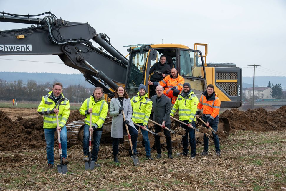 Jürgen Wörn, Oliver Marquardt (Gemeinde Ehningen), Theresa Blank (LBBW Immobilien Kommunalentwickling), Dan Häring (Gemeinde Ehningen), Gerhard Schwenk (Bauunternehmen), Hannes Wörn (Ing.-Büro Wörn) und Timo Wahler (SChwenk Bauunternehmen). Kurzeitig im Bagger statt Daniele Mallia tätig war Bürgermeister Lukas Rosengrün. Bild: Nüßle