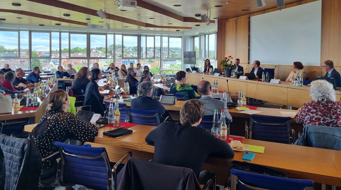 Am Mittwoch hat der Böblinger Gemeinderat zum letzten Mal im großen Sitzungssaal im Landratsamt getagt. Nach vier Jahren kehrt das Gremium zur nächsten Sitzung wieder ins renovierte Neue Rathaus zurück. Bild: Hamann