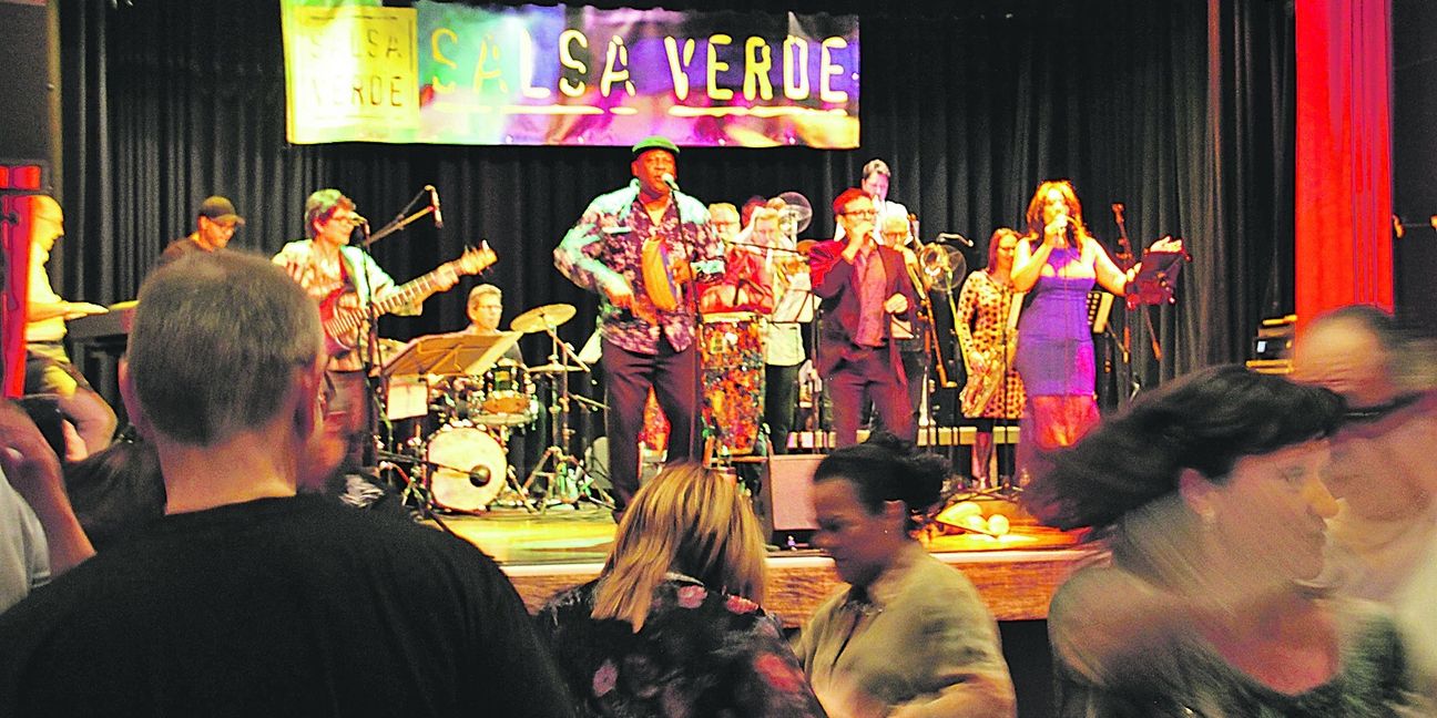 Nicht nur das Publikum, auch die Band „Salsa Verde“ hatte Spaß am Salsa-Abend in der Altdorfer Festhalle. Bild: Denner