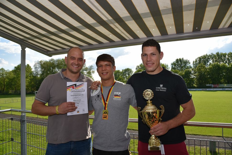 Abteilungsleiter Wolfgang Kötzle, Deutscher Meister Michael Widmayer und DM-teilnehmer Malte Ziegler.Bild: Nüßle