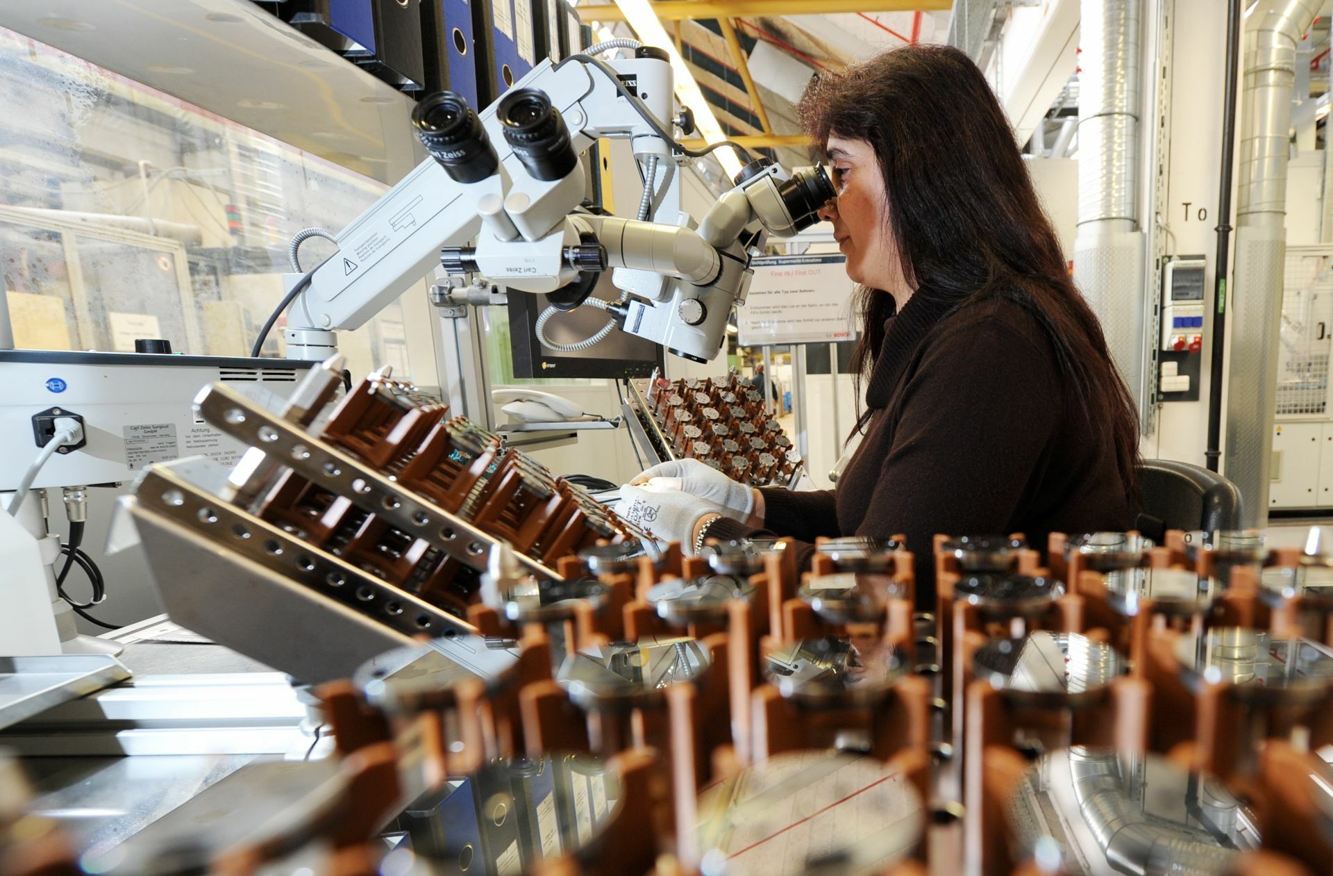 Die Autoindustrie  –  im Bild Bosch  – gilt als attraktiver Arbeitgeber.
 Foto: dpa/Bernd Weissbrod
