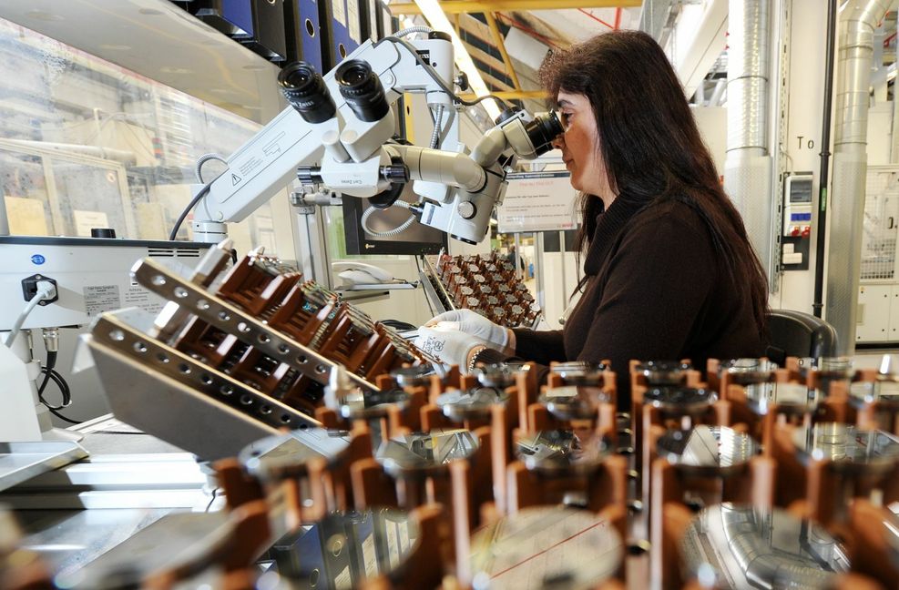 Die Autoindustrie – im Bild Bosch – gilt als attraktiver Arbeitgeber.
Foto: dpa/Bernd Weissbrod