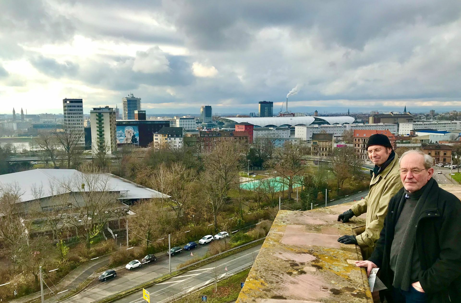 Winfried van Aaken (rechts) und Johannes Striffler blicken vom Turm der Mannheimer Sternwarte auf den Friedrichspark. Links im Bild ist die marode Eishalle zu sehen.
 Foto: Faltin