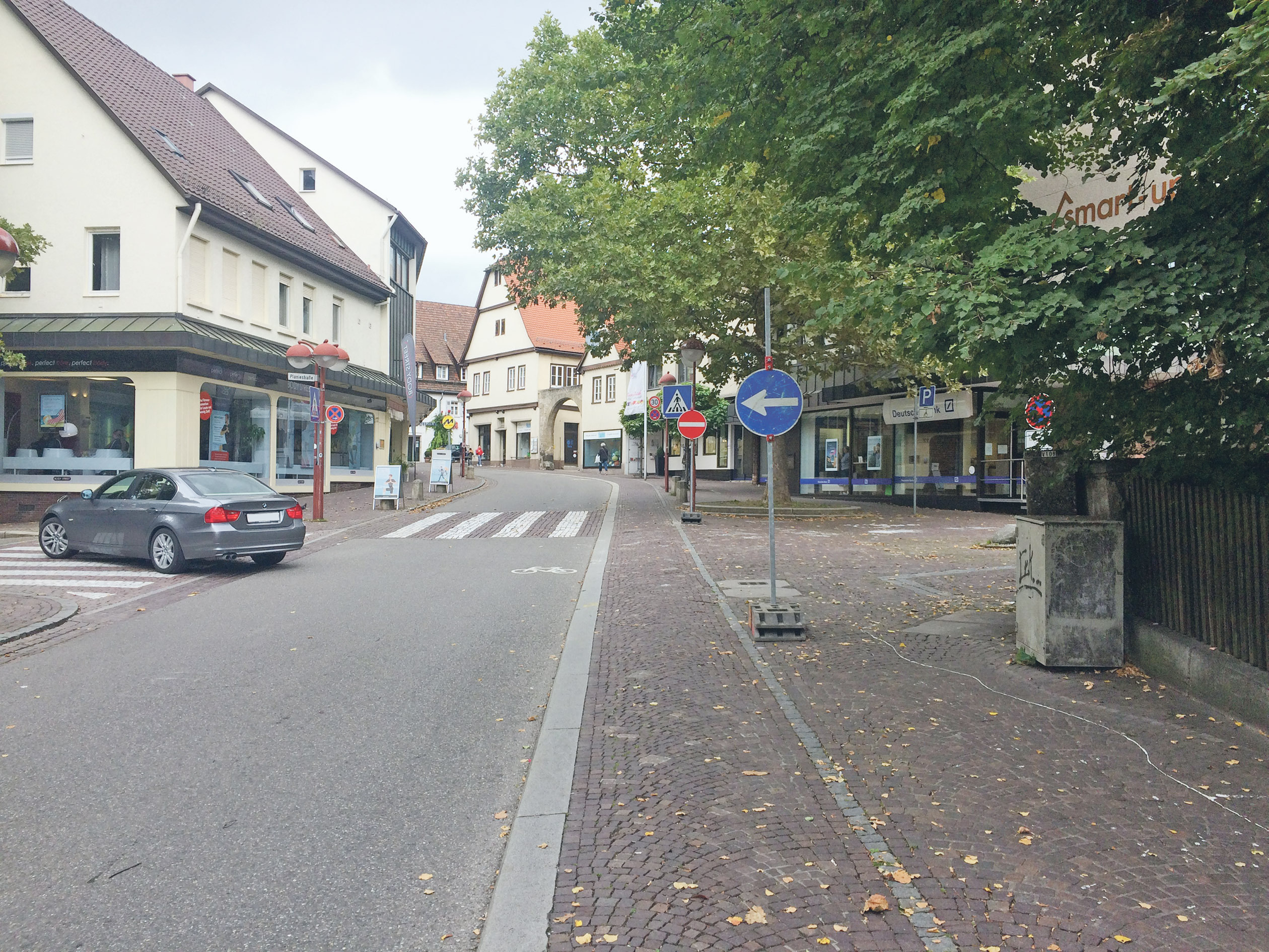 Schild und Sperre des Anstoßes: Wer von unten mit dem Auto kommt, wird zum links Abbiegen in die Planie gezwungen. Die Fahrt die Ziegelstraße hinauf ist für ihn verboten. Wer das Glück hat, oberhalb des Schildes zu wohnen oder dort seine Garagenausfahrt hat, kann die Ziegelstraße wie bisher hochfahren (Bild: Heiden).