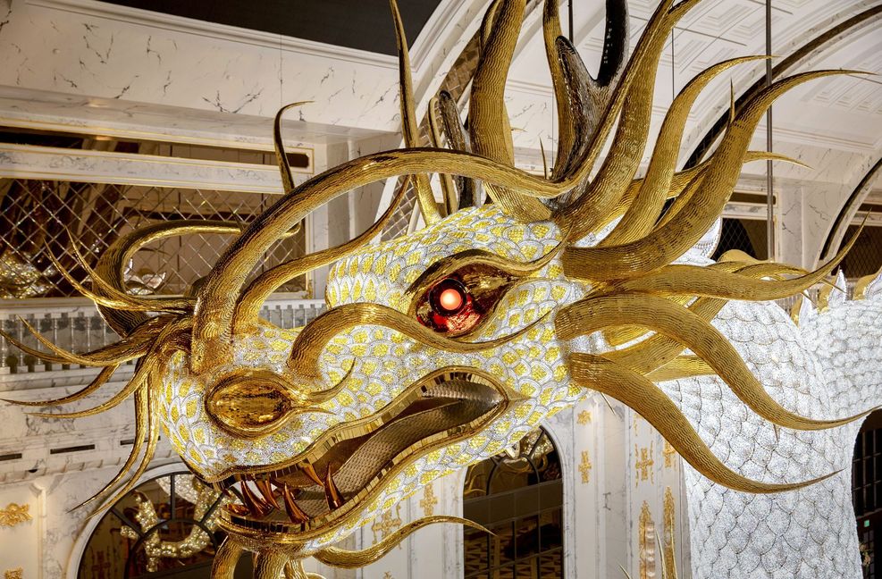 Auf der Nordpazifikinsel Saipan schweben seit kurzem im Casino eines Luxus-Resorts die größten Glasdrachen der Welt. Darin stecken neben 2,5 Millionen Swarowski-Kristallen fast 7000 Steckverbinder sowie Anschluss- und Steuerleitungen von Lapp. Foto: Lasvit