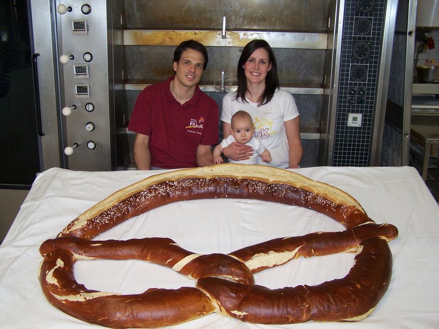 Andreas und Stefanie Frank, hier mit Sohn Paul, sind von der Riesen-Brezel begeistert: Die Bäckerei Frank in Maichingen hat 20 Kilogramm Teig zu einer XXL-Brezel verarbeitet, die morgen bei der Aus- und Weiterbildungsmesse des Handwerks am Messestand der Bäcker-Innung ausgestellt wird. Bild: Rothacker