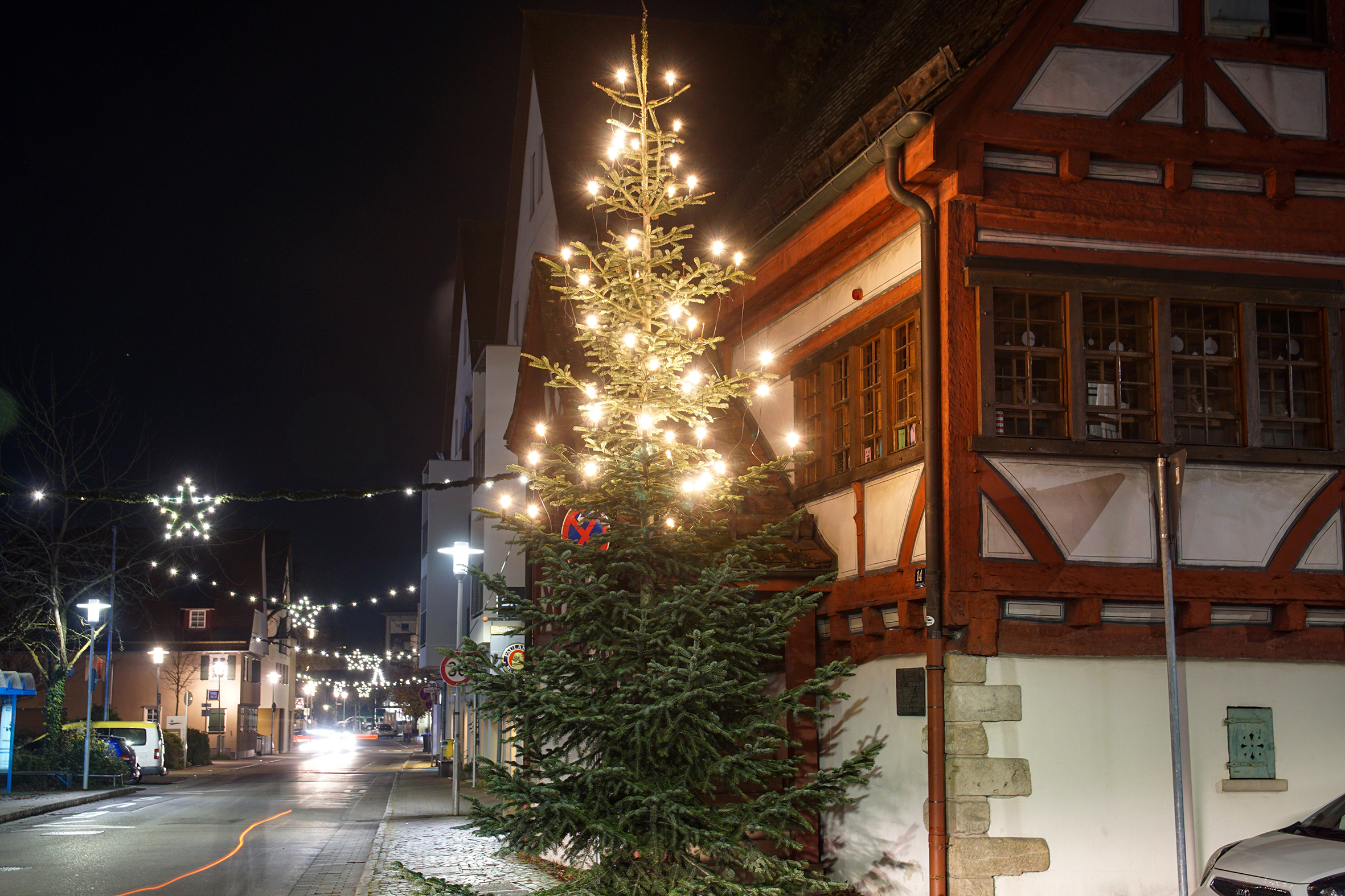 Püntklich zum Ersten Advent leuchtet wieder der Weihnachtsbaum vor dem Alten Rathaus in Maichingen. Bild: Dettenmeyer