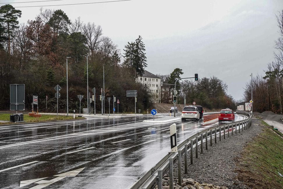 Nicht nur die Kreuzung an der Panzerstraße in Richtung Herdweg ist wieder offen, auch das rund ein Kilometer lange Teilstück des neuen Radwegs zwischen der Böblinger Kaserne und Schönaich für den Radverkehr ist freigeben.   Bild: Dettenmeyer