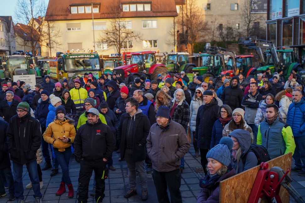 Rund 200 Teilnehmer bei Kundgebung der Landwirte auf dem Böblinger Elbenplatz. Bild: Dettenmeyer