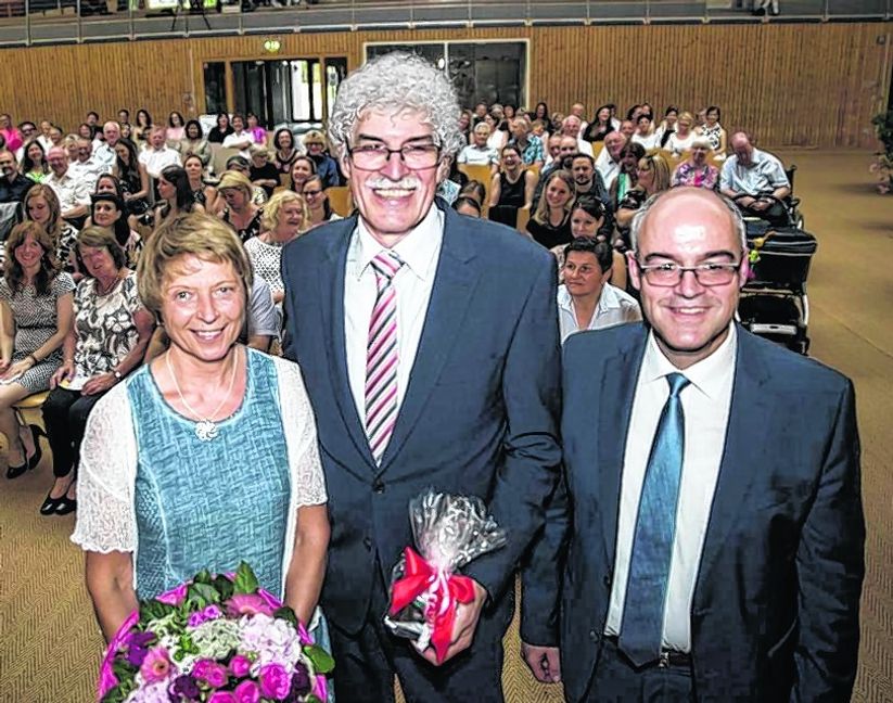 Die Bürgermedaille in Gold für Bruno Metzger (Mitte) und Blumen für seine Frau Lilo von Bürgermeister Martin Thüringer.  Bild: Richter