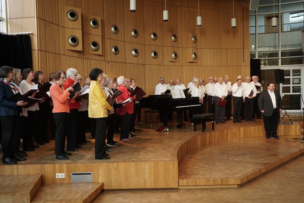 Schlussbild zum Weihnachtskonzert mit einem Fusionschor der Liederkränze Botnang und Sindelfingen. Bild: Heiden