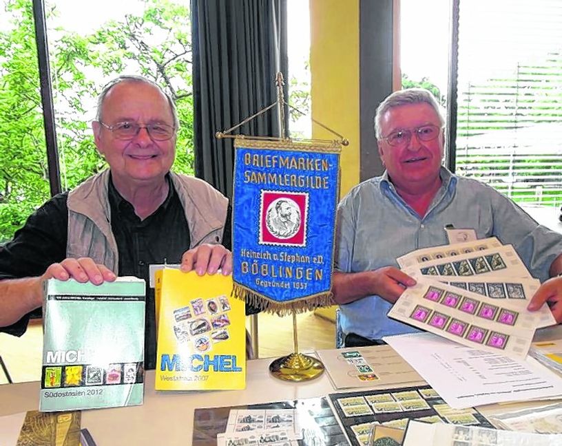 Freuten sich beim Großtauschtag über rund 100 Briefmarkensammler: die beiden Vorsitzenden Wolfgang Krämer (links) und Klaus Richter. Bild: Staber
