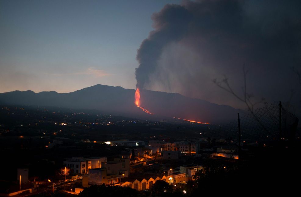 Seit der Lavastrom vergangene Woche die Küste von La Palma  erreicht hat, formt er dort eine neue Ausbuchtung, die schon rund 30 Hektar groß ist.
 Foto: AFP/Jorge Guerrero