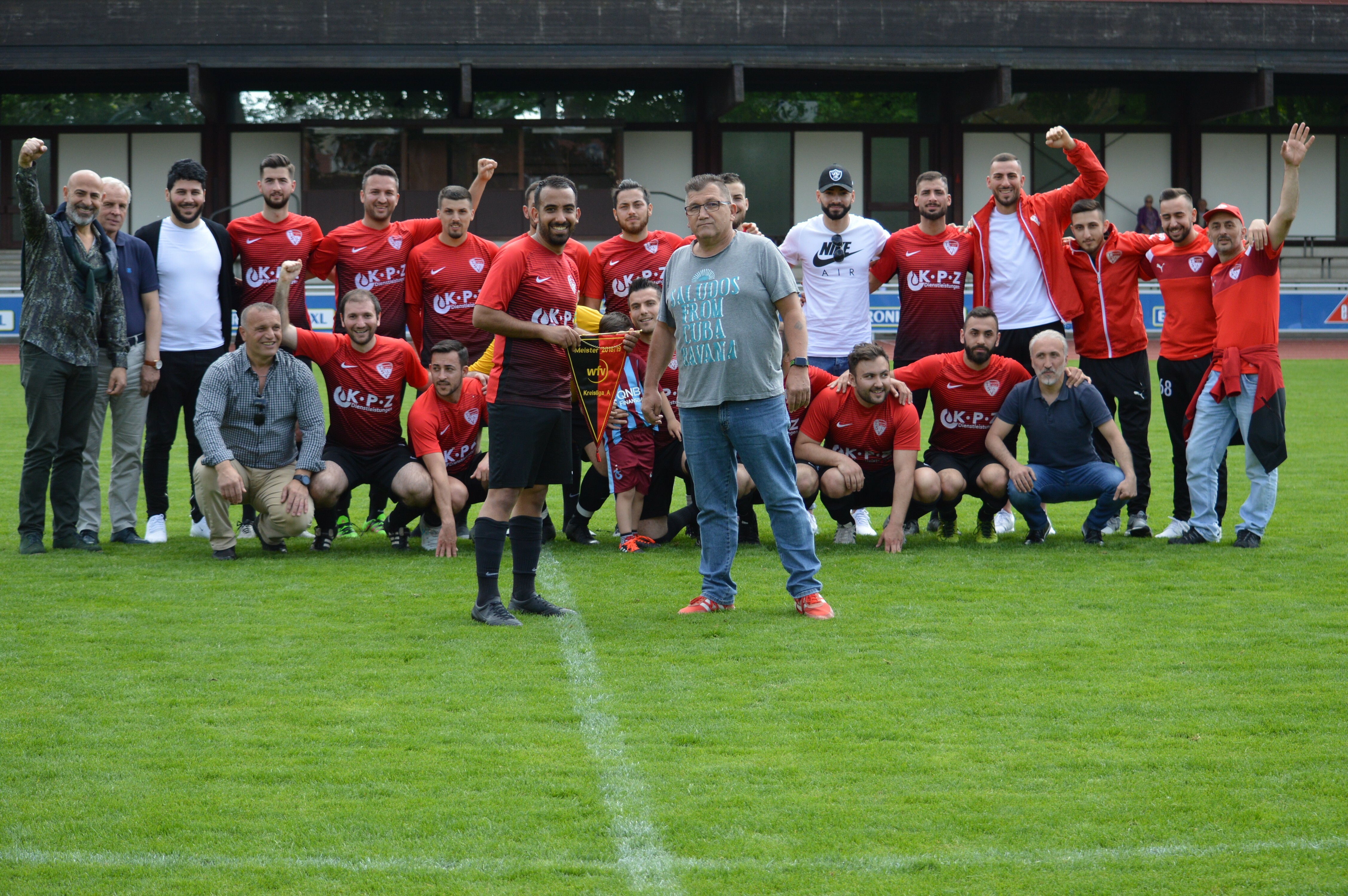 Staffelleiter Rainer Winkler übergibt den Meisterwimpel an Kapitän Samet Durak: Mit einem 2:0-Auswärtssieg beim GSV Maichingen II hat der Türk SV Herrenberg die Meisterschaft in der Kreisliga A II und den damit verbundenen Aufstieg in die Bezirksliga eingetütet. Bild: Zvizdiç
