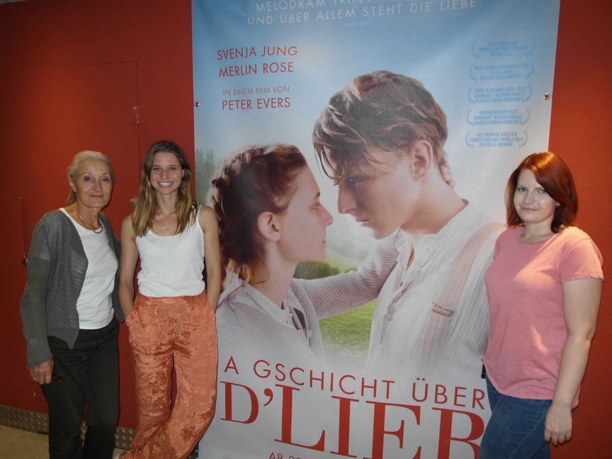 "A Gschicht über d'Lieb" im Böblinger Bärenkino: Die Darstellerinnen Eleonore Weisgerber und Svenja Jung mit Kino-Mitarbeiterin  Meda Schultheis. Bild: Staber