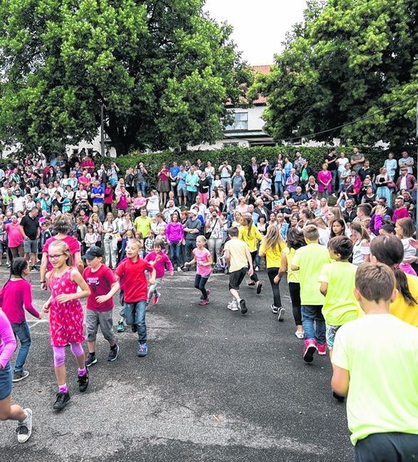 Die Schülerinnen und Schüler laufen beim Schulfest in Döffingen auf den Sportplatz unterhalb des Graf-Ulrich-Baus ein.  Bild: Richter