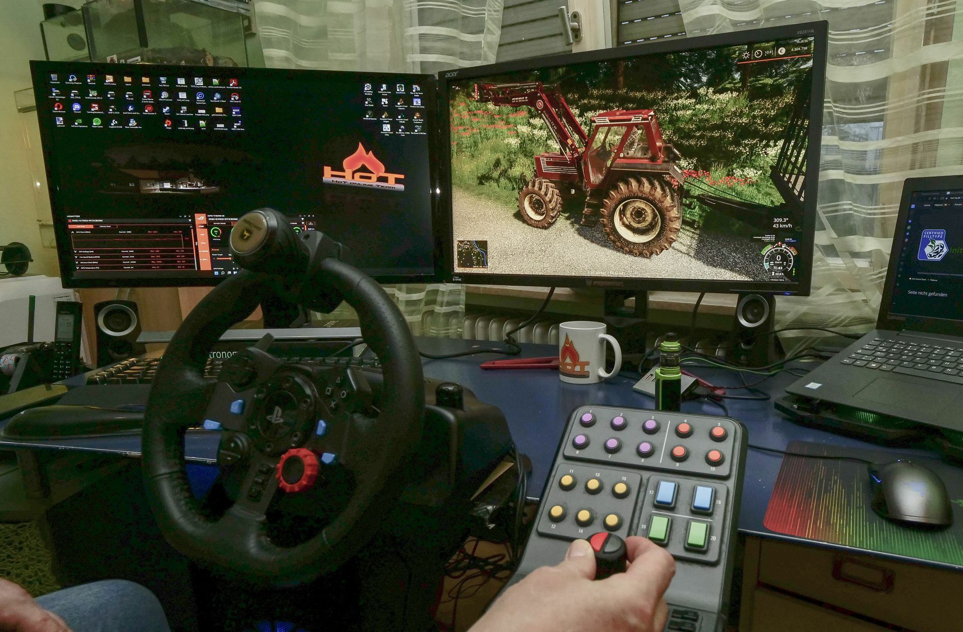 Mit Lenkrad, Steuerknüppel und Schaltpult können die Fahrzeuge im „Landwirtschaftssimulator“ am Computer noch realistischer gesteuert werden.
 Foto: Simon Granville/Simon Gr..