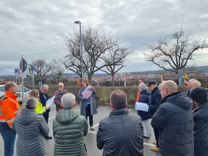 Baubürgermeisterin Christine Kraayvanger (Mitte mit Schautafel) erklärt Böblinger Bürgern und Stadträten auf dem Schlossberg, warum welche Bäume für die anstehenden archäologischen Grabungen wann weichen müssen. Bild: Hamann