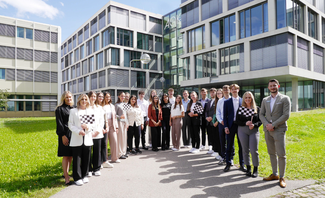 Start der Ausbildung bei der AOK mit Ausbildungsleiterin Alina Saslzinger (links) und Personalchef Michael Perkovic (rechts). Bild: z