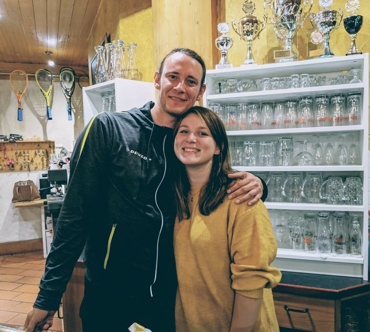 Freuen sich, dass es im Squash Tempel Magstadt langsam wieder voller wird: Pächter Patrick Gässler und seine Freundin Valentine.  Bild: z