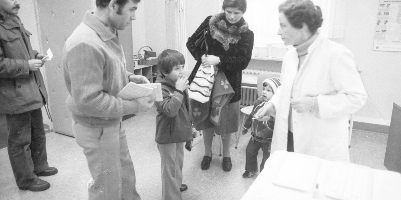 Auch die Schluckimpfung gegen Kinderlähmung – im Bild eine Impfung im Jahr 1980 – war freiwillig.

Foto: imago/Klaus Rose