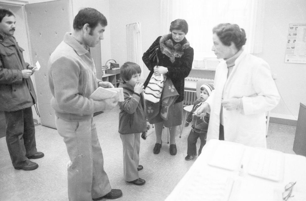 Auch die Schluckimpfung gegen Kinderlähmung – im Bild eine Impfung im Jahr 1980 – war freiwillig.
Foto: imago/Klaus Rose