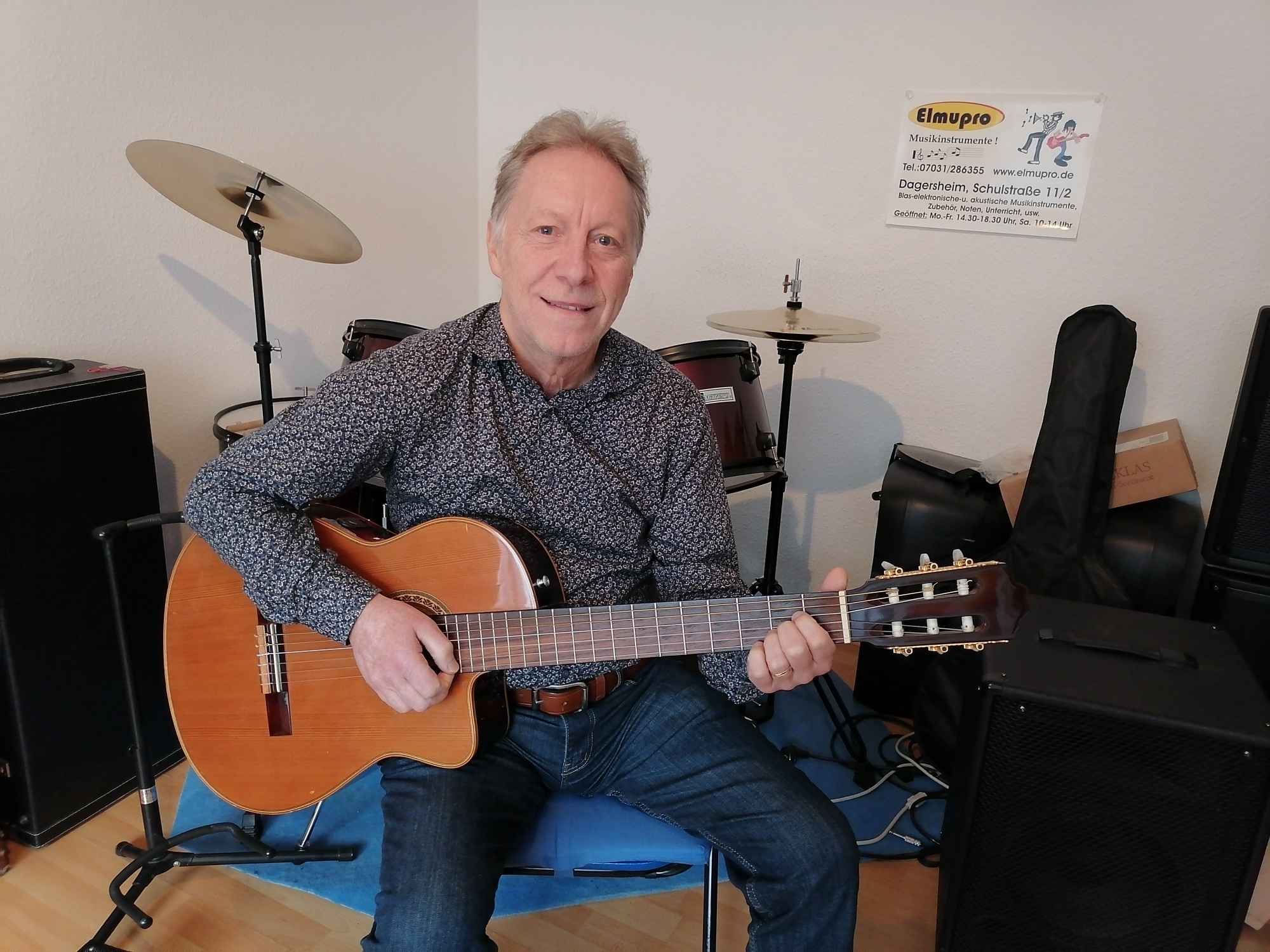 Neben seinem Musikgeschäft gibt Helmut Secker leidenschaftlich gerne Gitarrenunterricht.    Bild: z