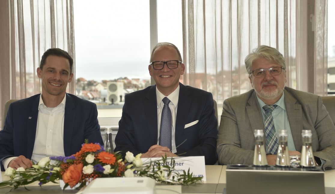 Der Aufsichtsratsvorsitzende Jörg Berner (Mitte) gab in der Bilanzpressekonferenz den Führungswechsel bei der Vereinigte Volksbanken bekannt. Jörg Niethammer (links) wird Nachfolger des derzeitigen Vorstandsvorsitzenden Wolfgang Klotz (rechts).      Bild: Reichert