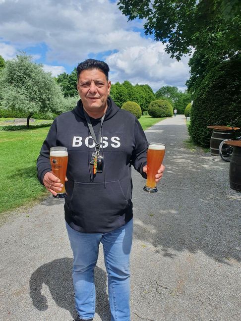 Kai Hammami hat während der Biergarten-Saison alle Hände voll zu tun. Bild: Wegner