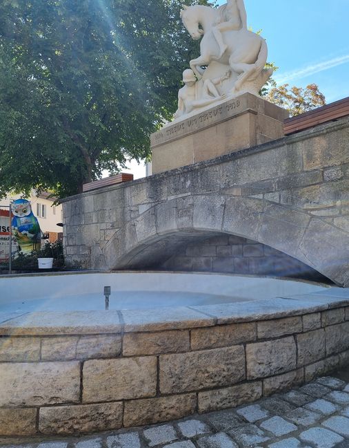 Der Brunnen in der Holzgerlinger Stadtmitte an der Mauritiuskirche erstrahlt in neuem Glanz. Bild: Hamann
