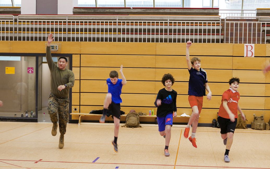 Hüpfen und strecken mit First Sergeant Kyle Lewis. Bild: Jung