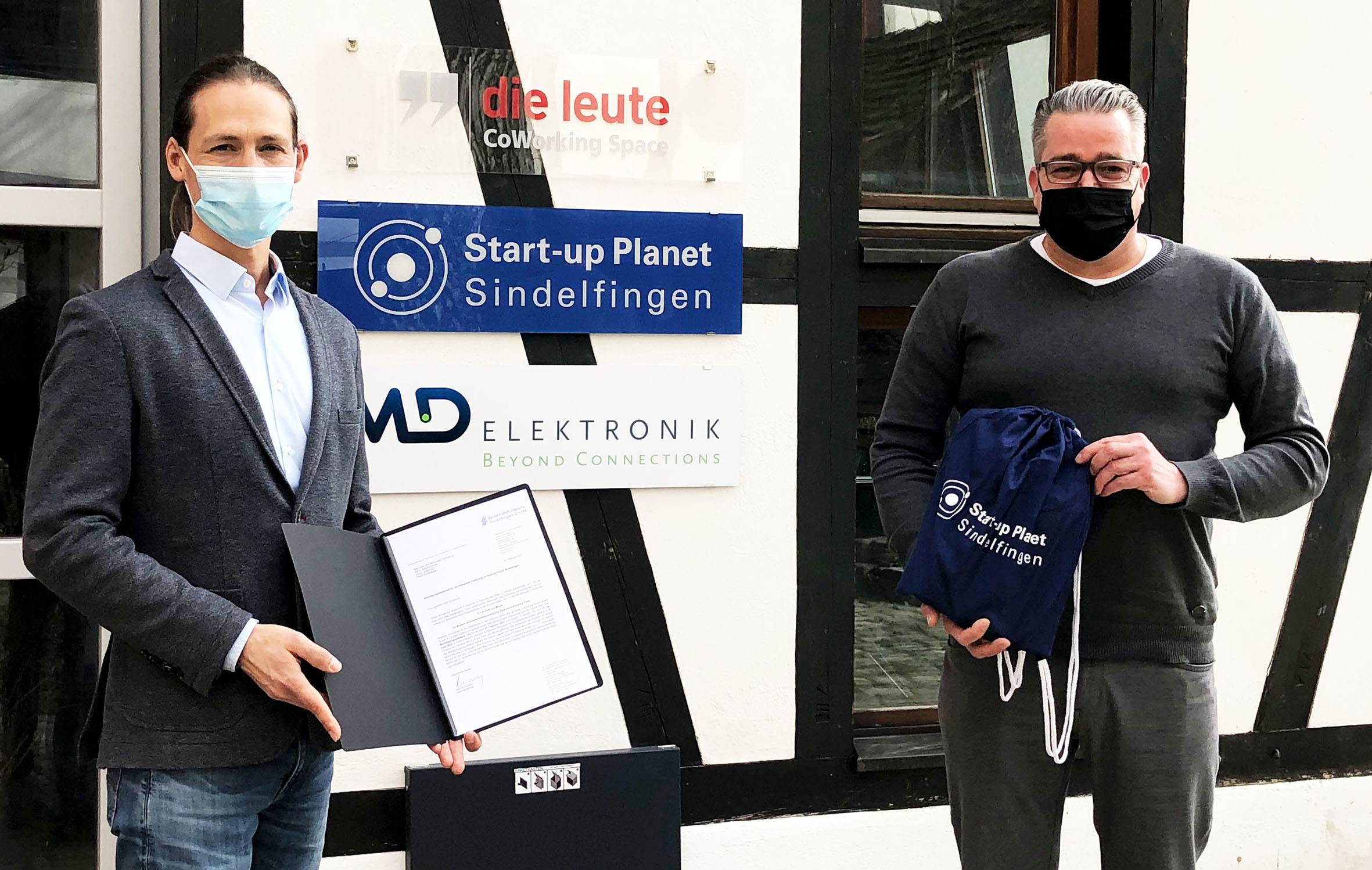 Sascha Dorday (links) begrüßt Jörg Bartussek im Start-up Planet. Bild: z