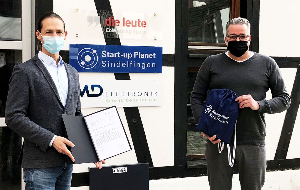 Sascha Dorday (links) begrüßt Jörg Bartussek im Start-up Planet. Bild: z