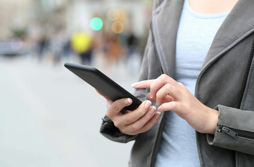 Über Smartphone und Co zum Azubi: Die Coronapandemie hat den Trend zur digitalen Nachwuchssuche beschleunigt.
 Foto: imago/AntonioGuillem