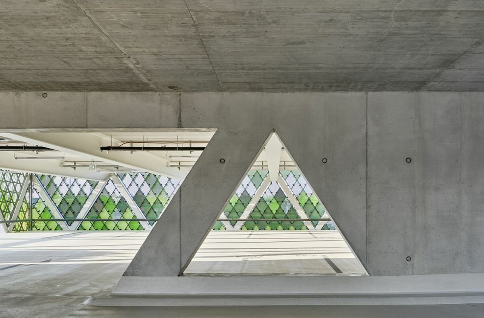 Dank seiner Tragwerkkonstruktion kommt das Parkhaus ohne Stützen aus – das erleichtert den Autofahrern das Rangieren. Die durchbrochene Betonwand schafft Blickbezüge.