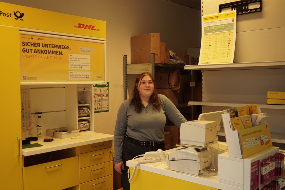 Alisia Cramer leitet die neu eröffnete Postfiliale am Nikolaus- Lenau-Platz. Bild: Heiden