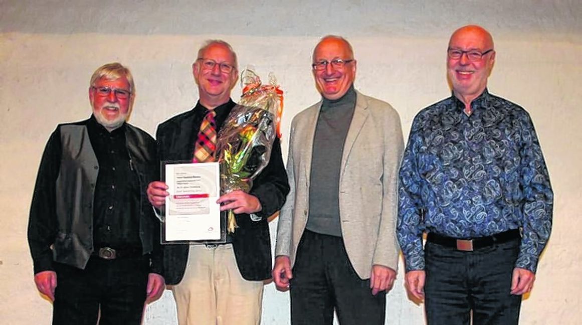 Sichtlich gerührt und glücklich bedankte sich Hartmut Becker bei allen für das schöne Fest und die Ehrungen und versprach, dass auch nach 25 Jahren noch lange nicht Schluss ist. Auf dem Bild der Auszeichnung durch den Chorverband Otto Elben (COE), (von links): COE-Vizepräsident Klaus Daniels, Hartmut Becker, COE-Präsident Siegfried Schneider und COE-Präsident a. D. Gerhard Stähle. Bild: z