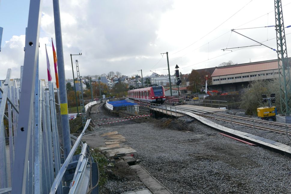 Die S60 auf der provisorischen Brücke über die A81. Die alte Bahnbrücke wird Anfang nächsten Jahres abgerissen. Bild: Jung