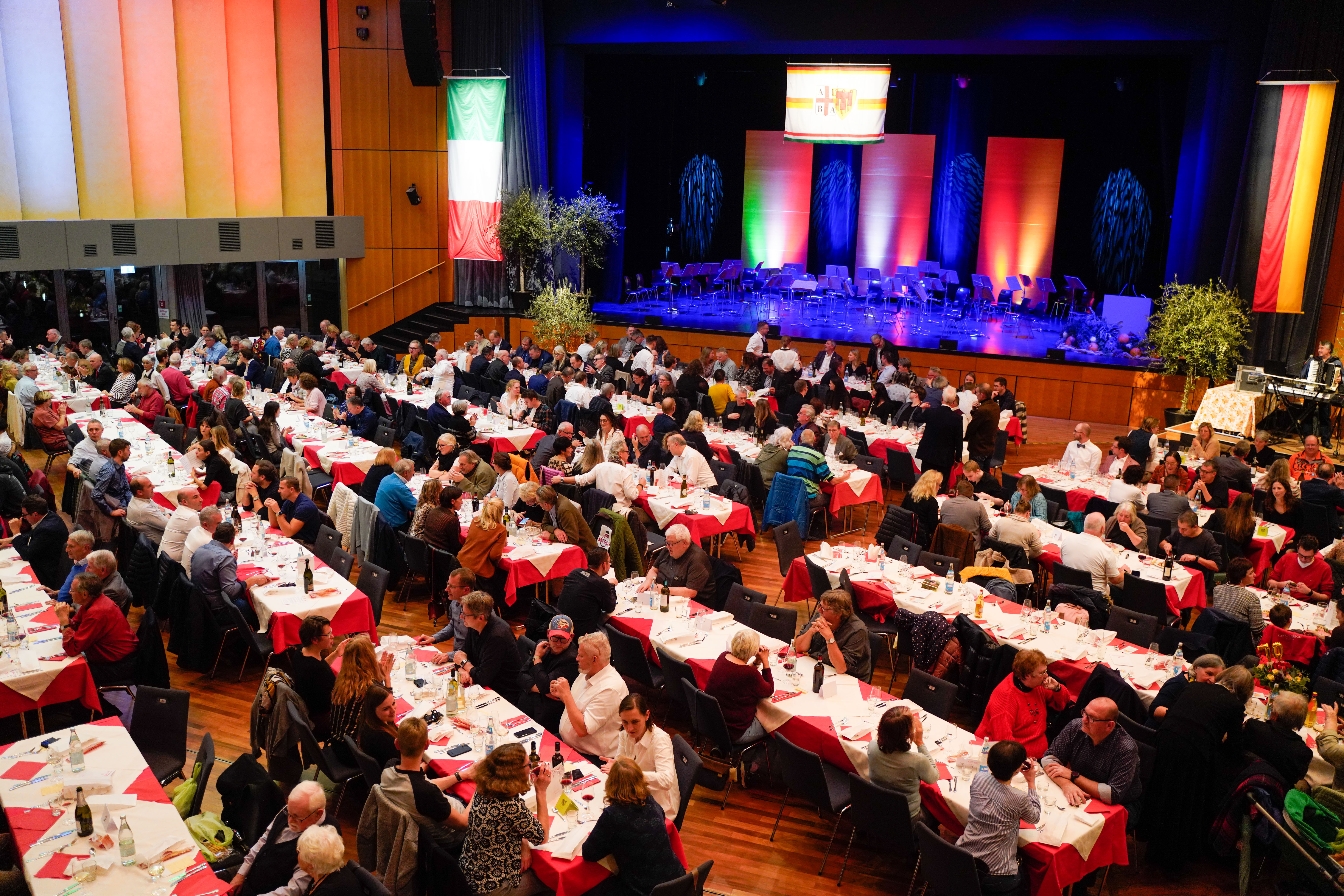 Volles Haus: Am Eröffnungsabend der Genüsse aus Alba in der Böblinger Kongresshalle waren die Tische belegt. Bild: Dettenmeyer