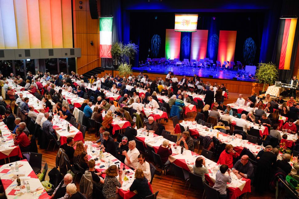 Volles Haus: Am Eröffnungsabend der Genüsse aus Alba in der Böblinger Kongresshalle waren die Tische belegt. Bild: Dettenmeyer