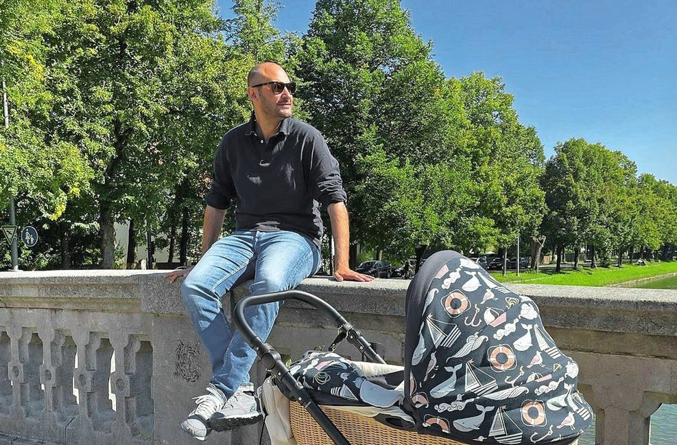 Unterwegs mit dem Kinderwagen in München an der Isar. Dort arbeitet  Katharina Schulze als Fraktionsvorsitzende der Grünen im Bayerischen Landtag.
 Foto: Instagram/privat