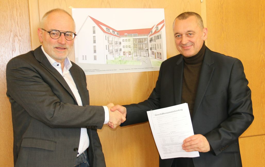 Bernhard Siegle, der Vorstand des Atrio Leonberg, und Weil der Stadts Bürgermeister Thilo Schreiber mit dem unterzeichneten Mietvertrag.                               Bild: z