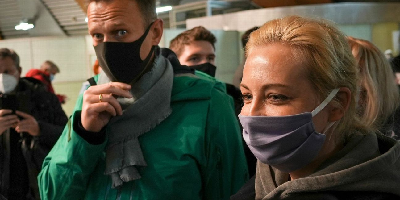 Alexander  Nawalny mit seiner Frau Julija an der Passkontrolle am Flughafen in Moskau