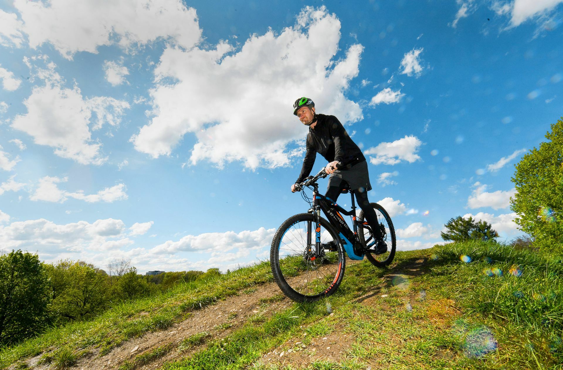Immer mehr Menschen wollen mit dem E-Bike raus in die Natur. Foto: /Tobias Hase