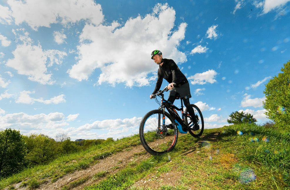 Immer mehr Menschen wollen mit dem E-Bike raus in die Natur. Foto: /Tobias Hase