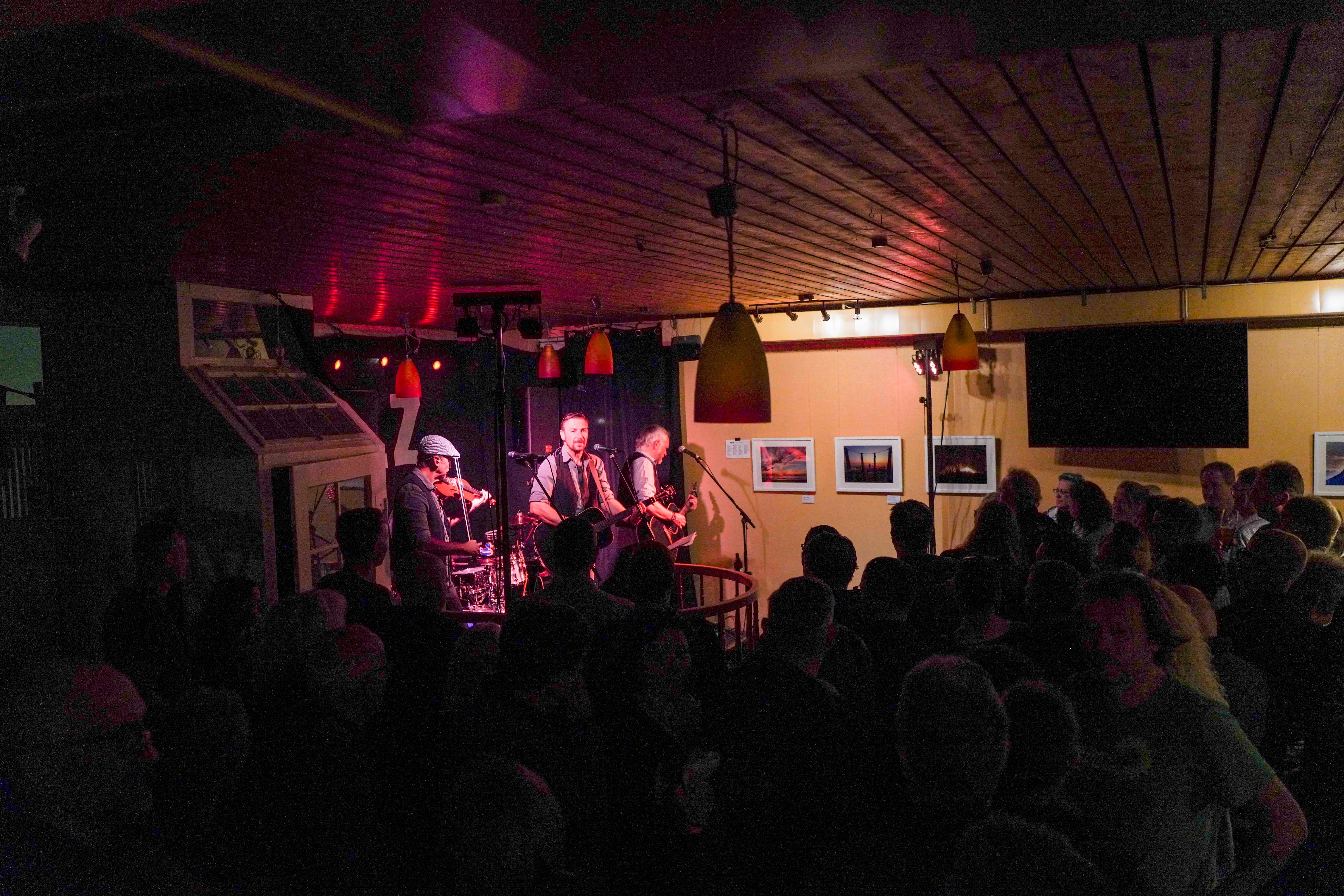 Sindelfinger Musiknacht: Nicht überall war es am Samstagabend so gut besucht wie bei der Band „The Pulze“ im 's Café.  Bilder: Dettenmeyer