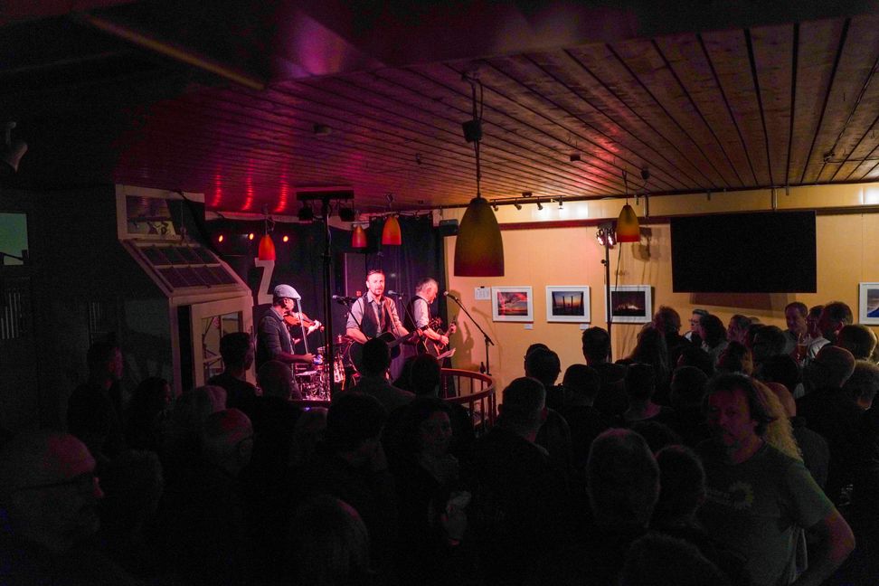 Sindelfinger Musiknacht: Nicht überall war es am Samstagabend so gut besucht wie bei der Band „The Pulze“ im 's Café.  Bilder: Dettenmeyer