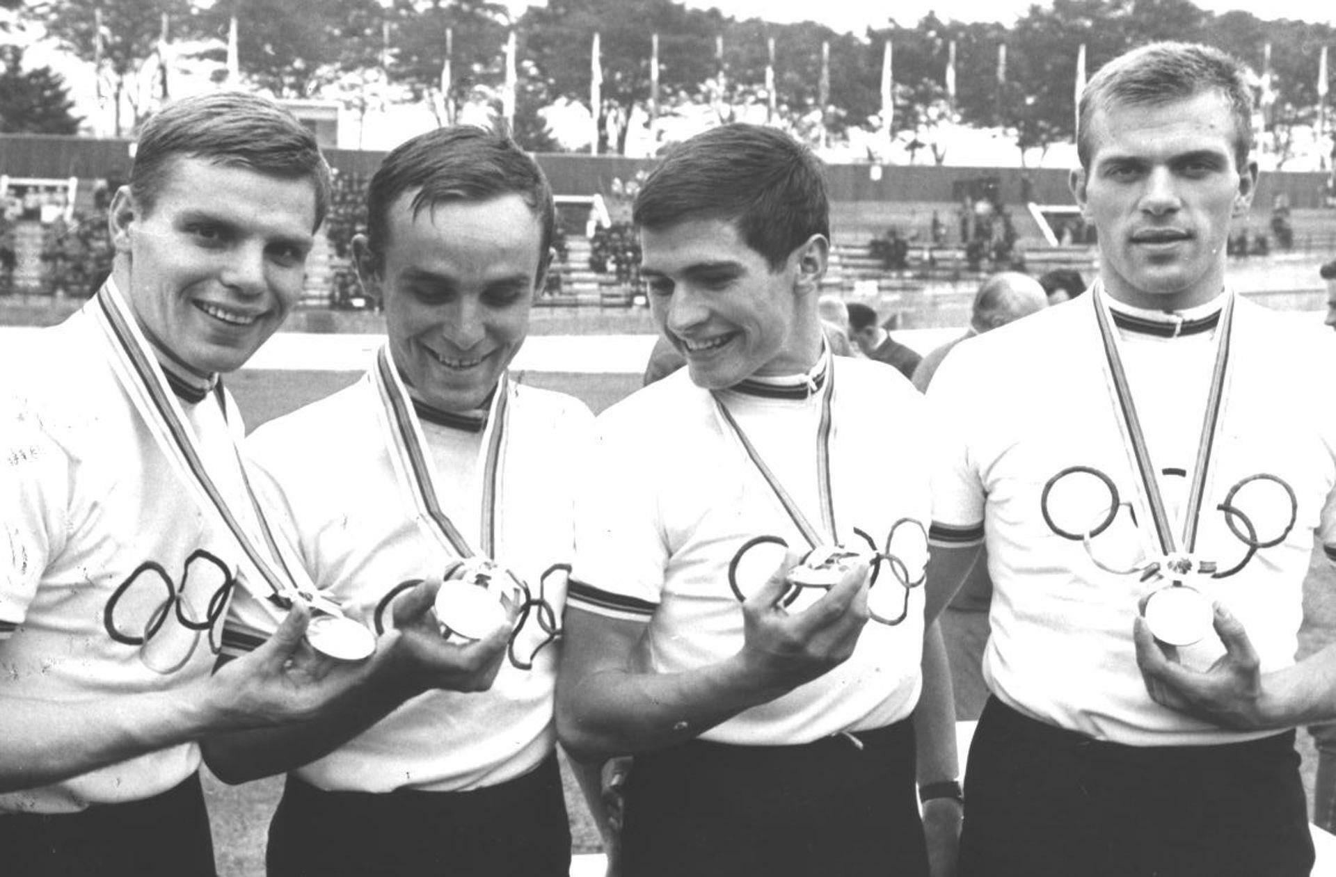 Karl Link (Zweiter von rechts) wird 1964 Olympiasieger mit dem Bahnrad-Vierer.
 Foto: privat/privat
